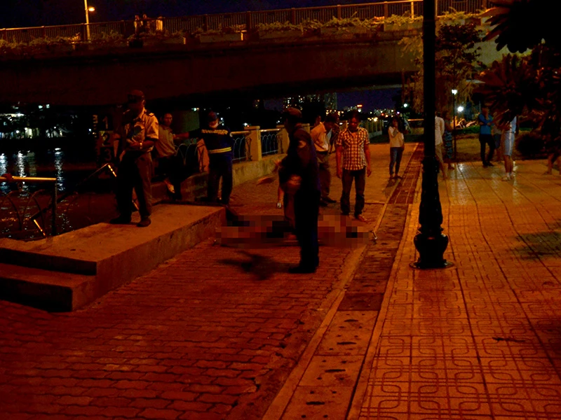 Đến tối cùng ngày, thi thể người đàn ông được đưa về nhà xác để phục vụ điều tra 